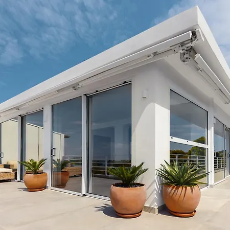Spectacular Sea Views, 2bd Beachfront Apartment