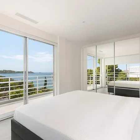Spectacular Sea Views, 2bd Beachfront Apartment