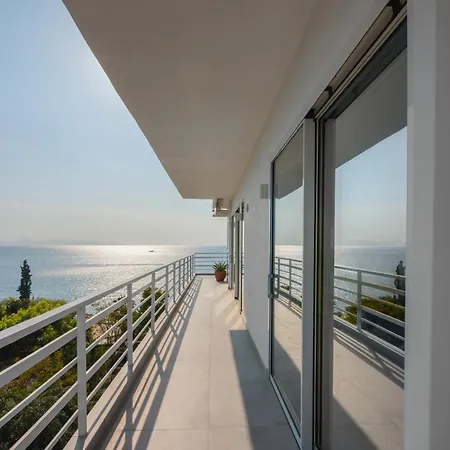 Apartment Spectacular Sea Views, 2bd Beachfront Athens